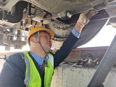 方寸斗室绽芳华 专用设备修理中的青春之歌